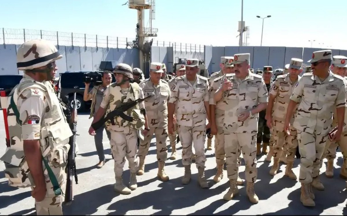 قائد الجيش المصري بمعبر رفح: سندافع عن حدودنا
