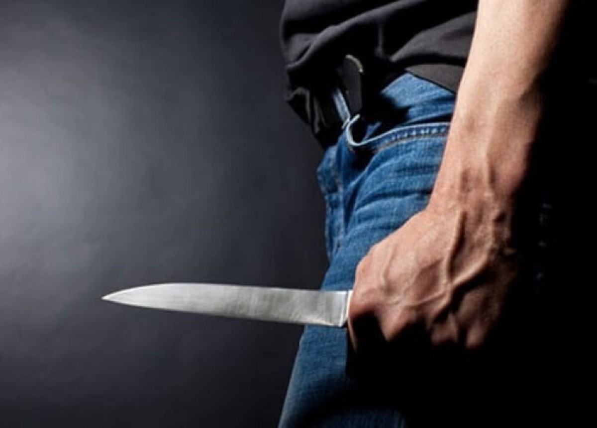 اكتشف أن والدته مدمنة مخدرات... فقتلها طعناً