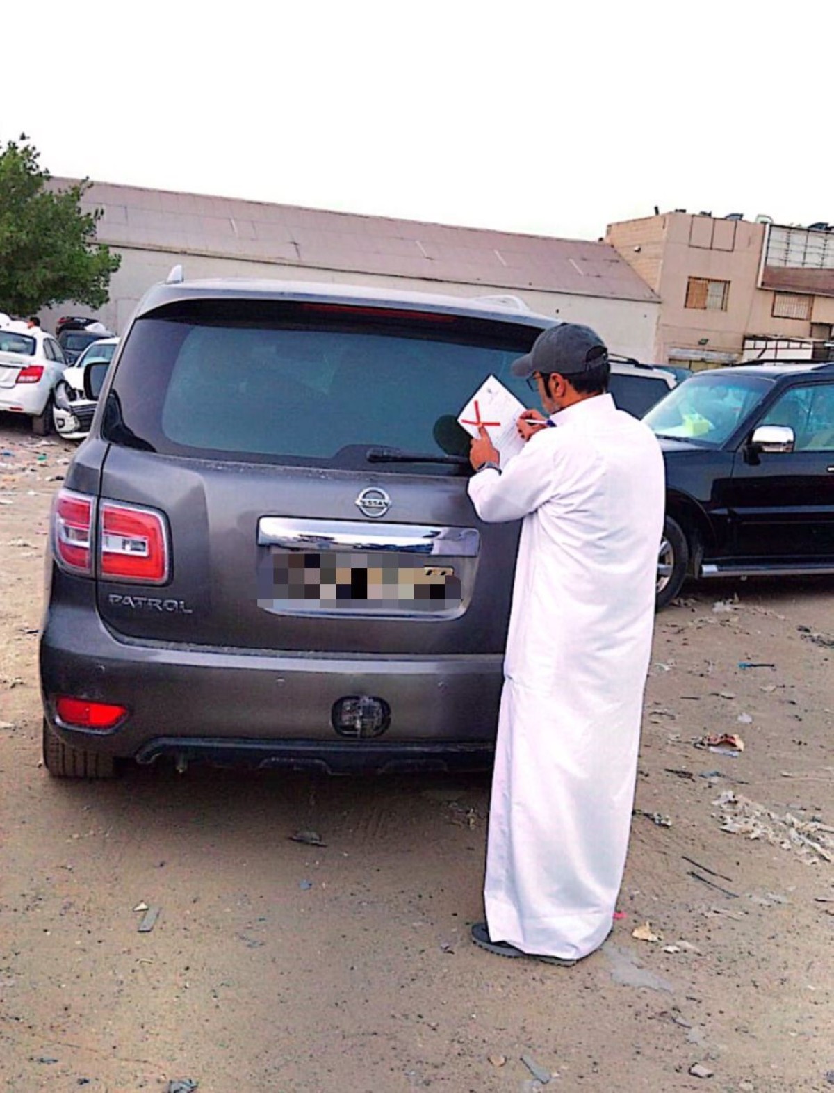 'البلدية': تحرير 120 مخالفة إنشائية ورفع 74 سيارة مهملة في 'الأحمدي'