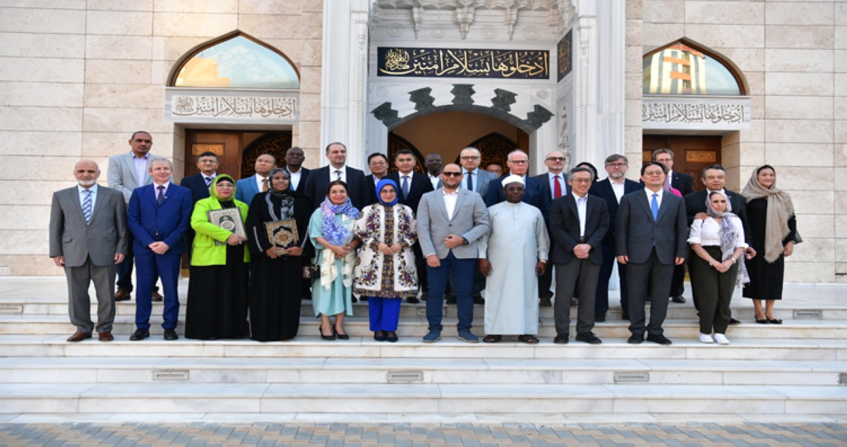 جولة ديبلوماسية في الجامع الذهبي بالسالمية