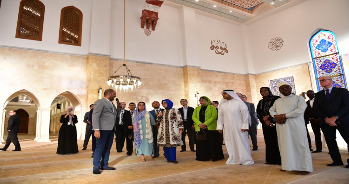 جولة ديبلوماسية في الجامع الذهبي بالسالمية