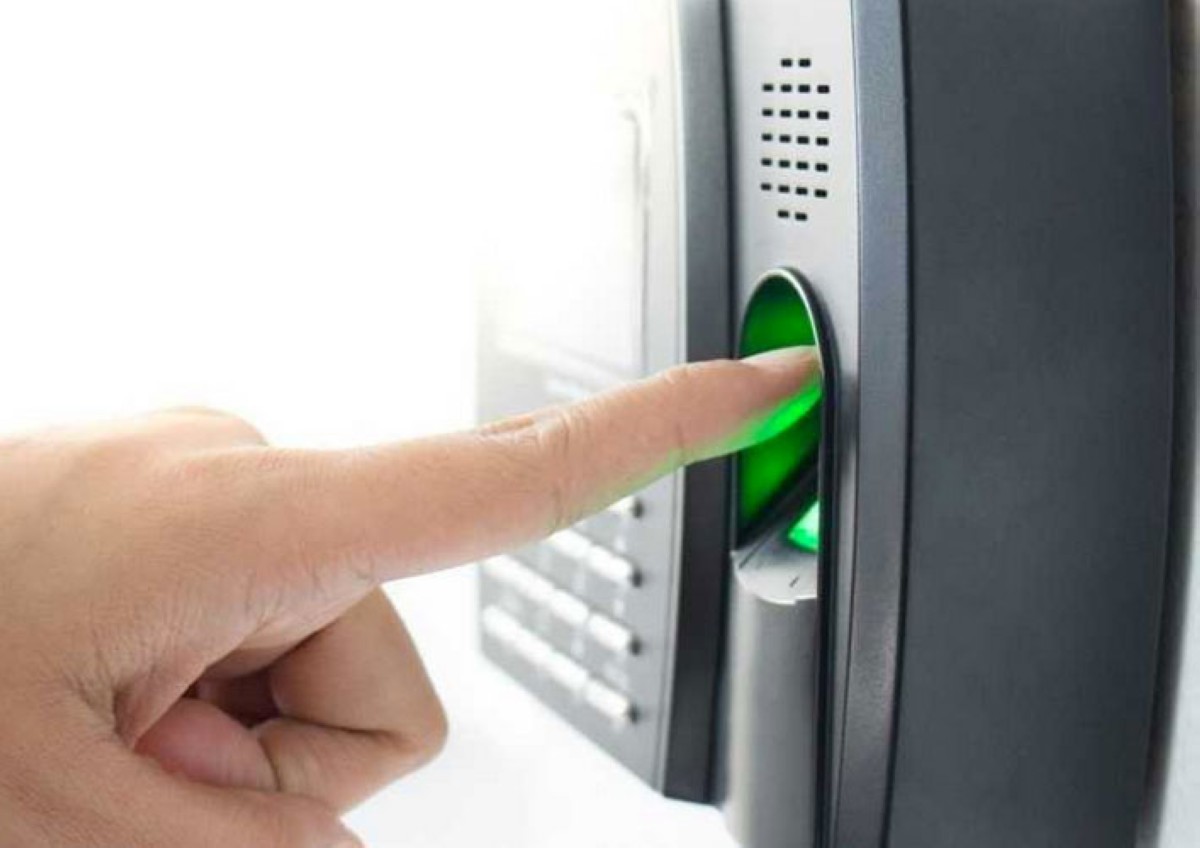 'التربية' تُلحق مكلفي التعليم الديني بركب البصمة