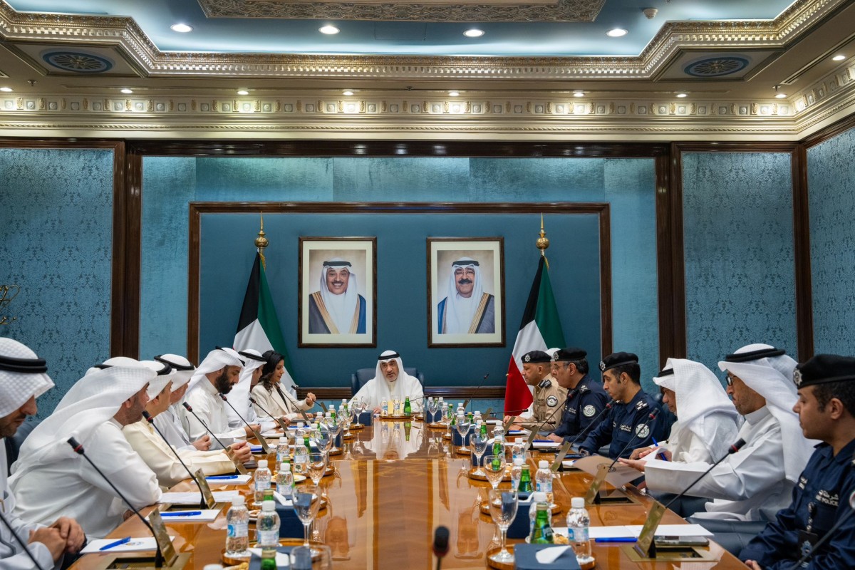 رئيس الوزراء بالإنابة يوجّه بمعالجة جذرية لتطاير الحصى ومشكلات الطرق والشوارع