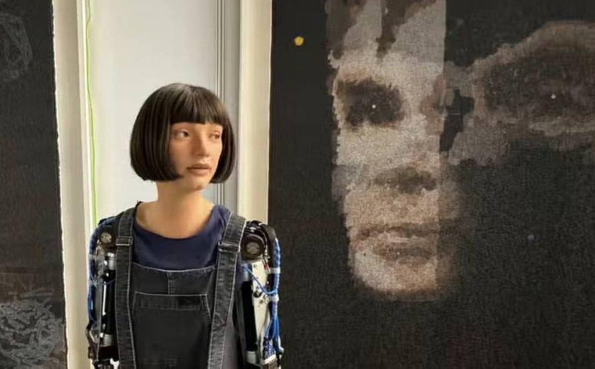 مزاد علني على لوحة فنية للروبوت الفنان 'آي-دا'