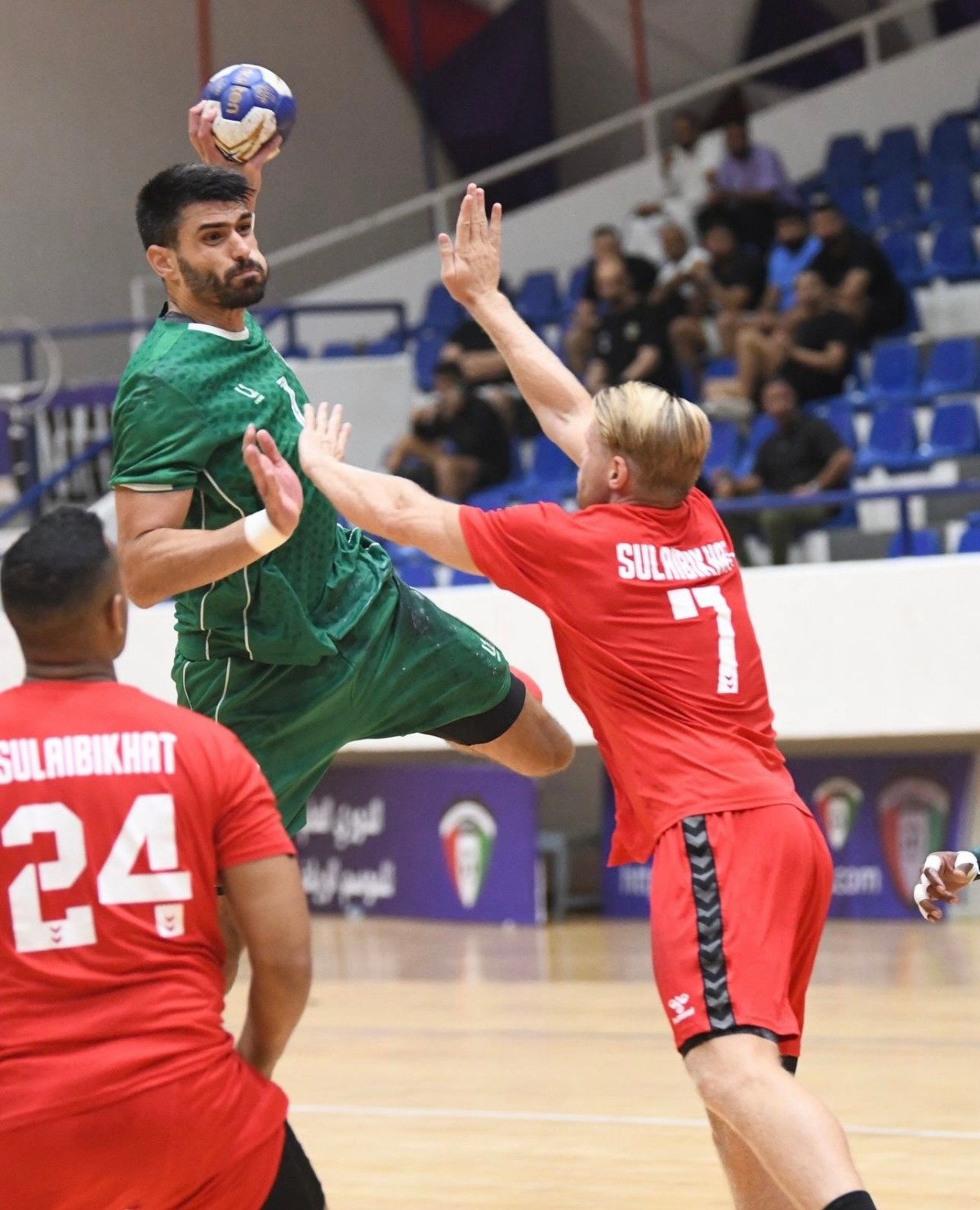 'العميد' و'السفير' يعبران الفحيحيل والقرين بـ'اليد'