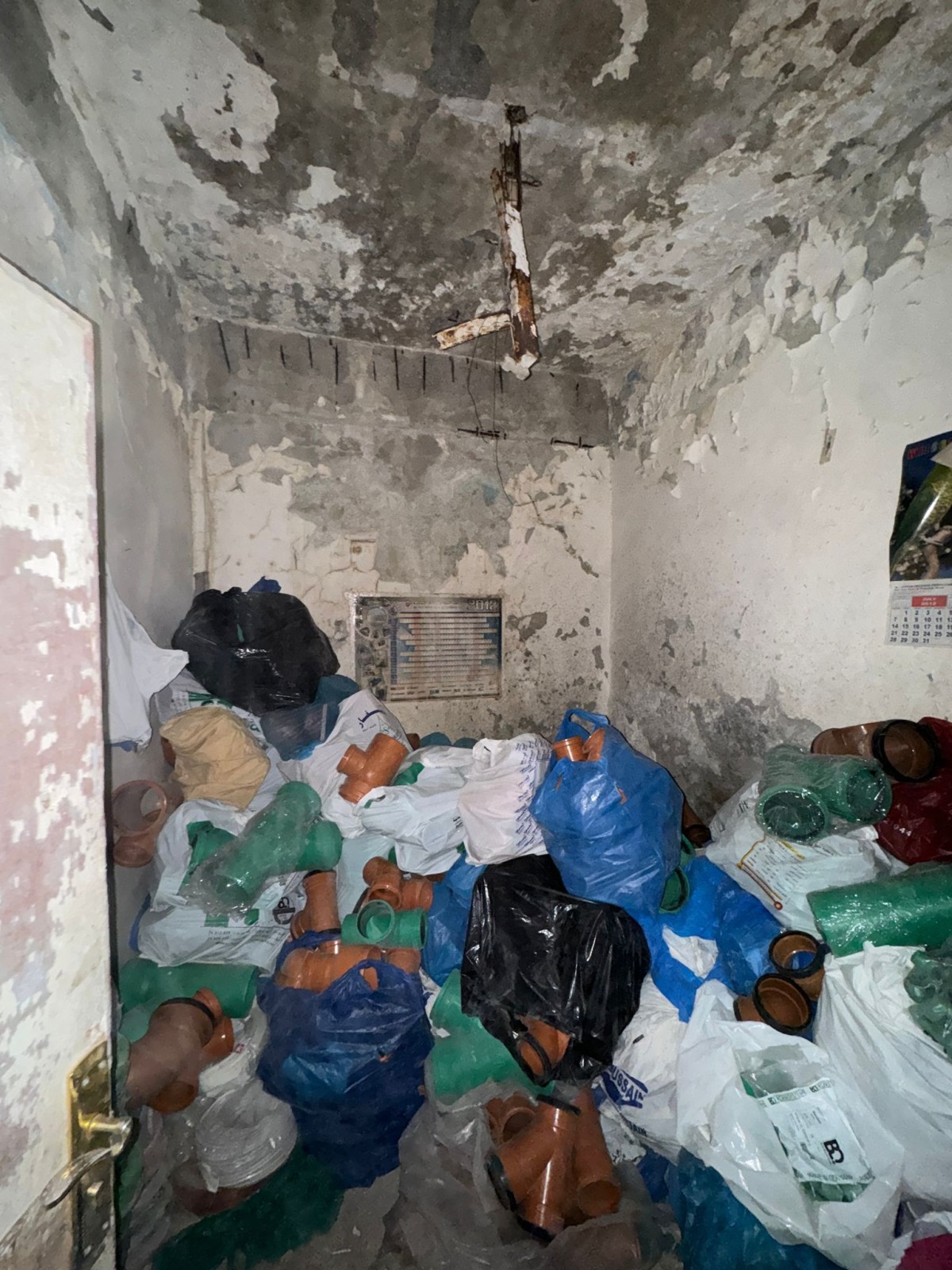 وزارة الداخلية: ضبط عصابة من عمالة آسيوية متهمة بسرقة وبيع مواد إنشائية