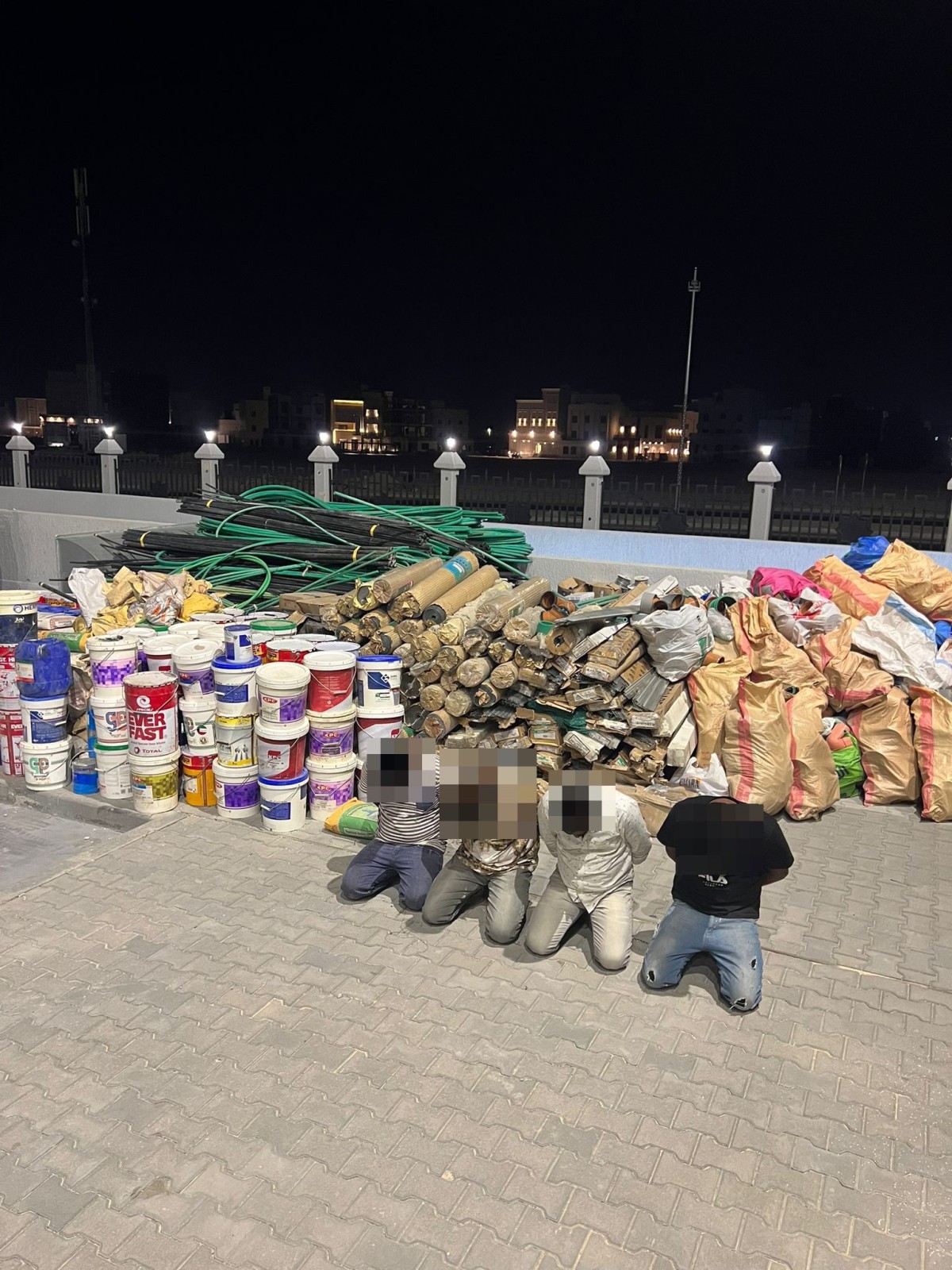 وزارة الداخلية: ضبط عصابة من عمالة آسيوية متهمة بسرقة وبيع مواد إنشائية