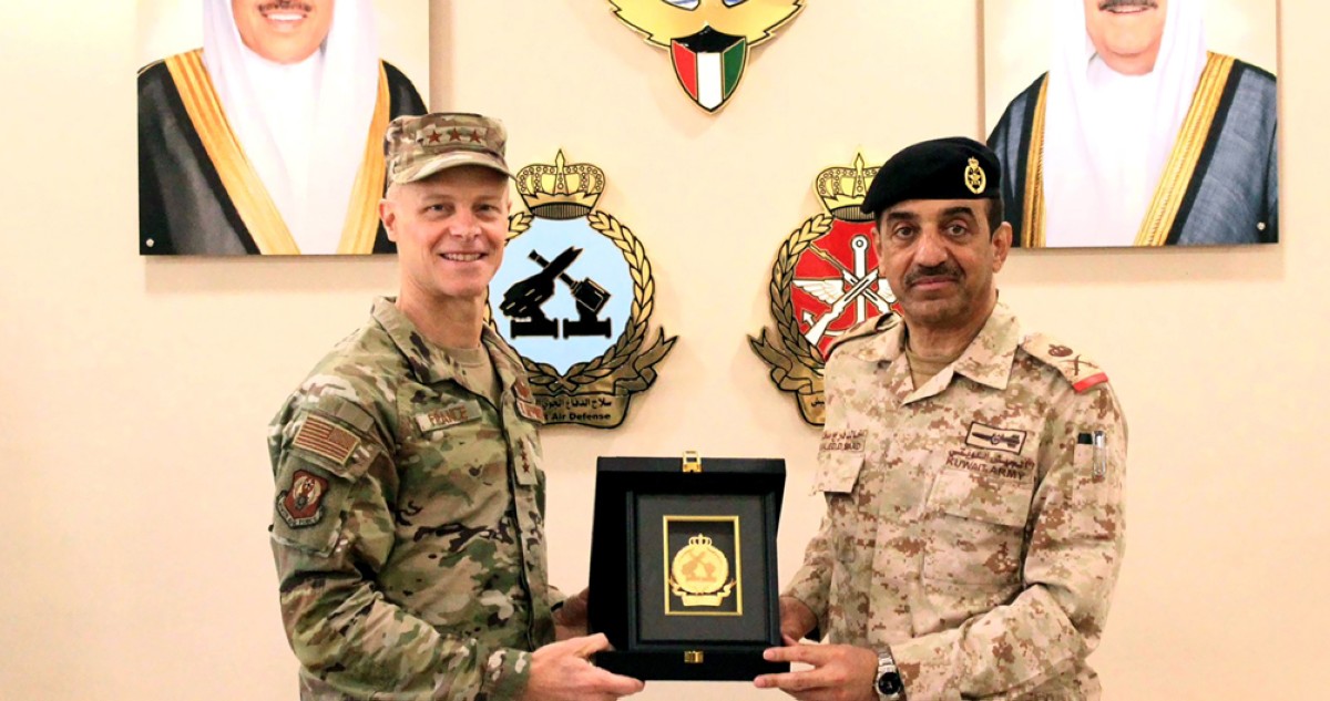 آمرا 'الدفاع الجوي' وقاعدة أحمد الجابر  التقيا مسؤولاً عسكرياً أميركياً