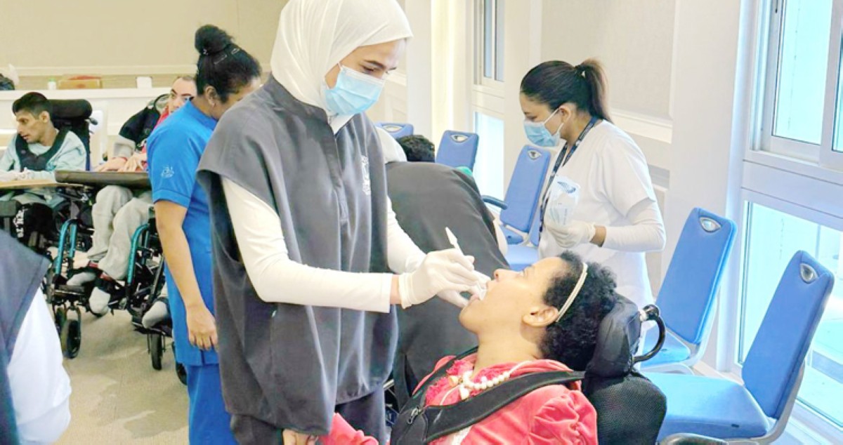 طلبة 'طب الأسنان'  دربوا 100 طفل من ذوي الاحتياجات على تنظيف الفم