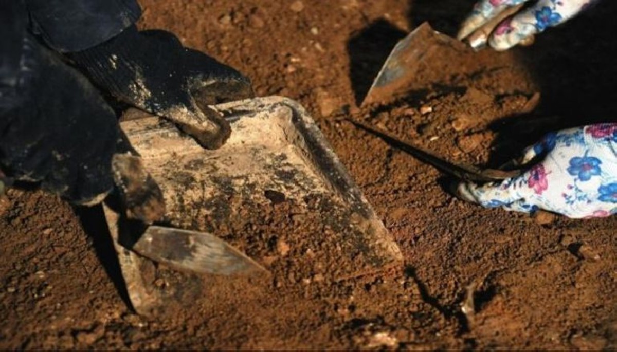 جنازة تنتهي بمفاجأة... اكتشاف كنز أثناء الدفن