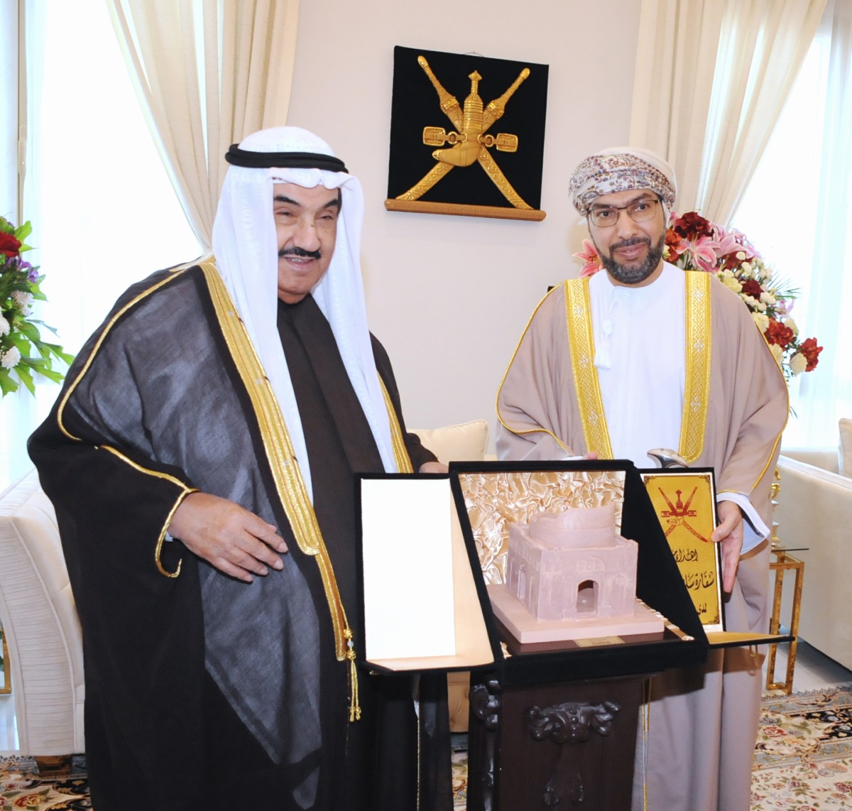 ناصر المحمد يهنئ سفير سلطنة عُمان بالعيد الوطني