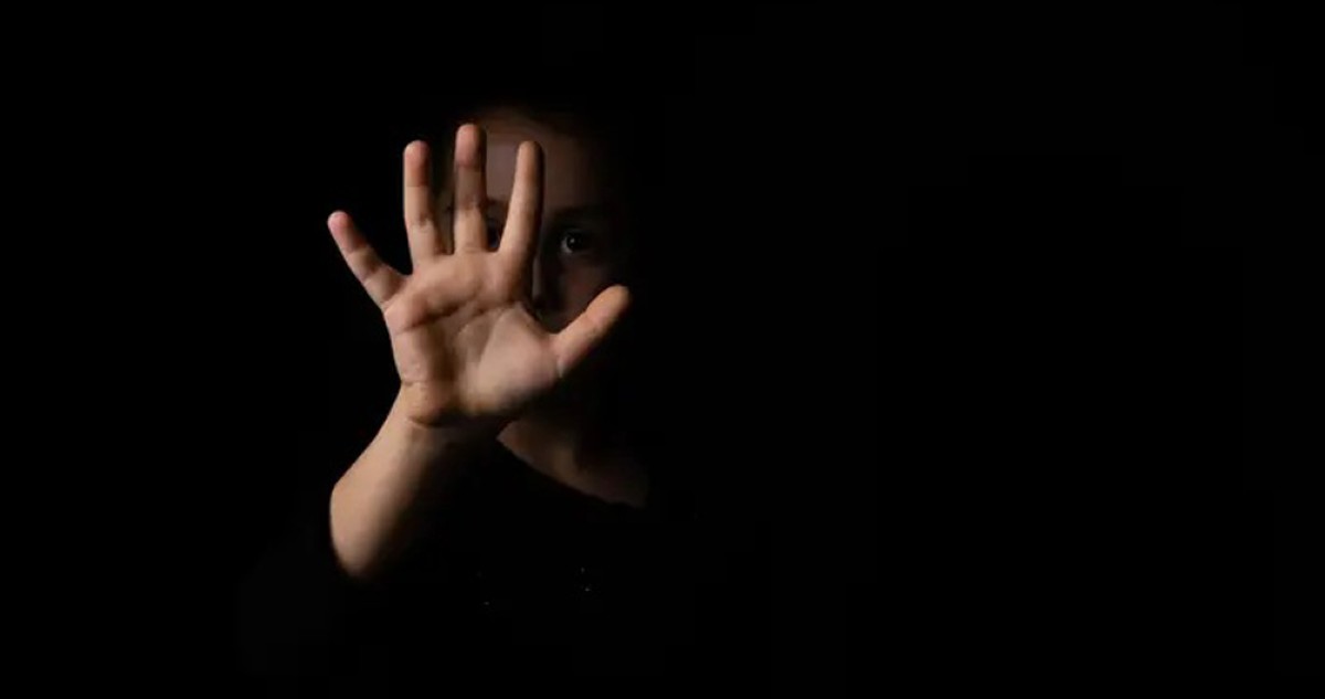 معلمة أربعينية  اغتصبت طالبها القاصر