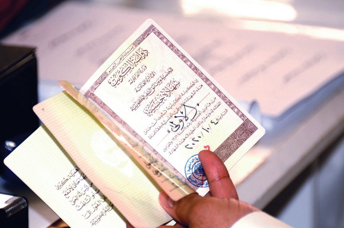 عقود 'استعانة بالخبرات' للمسحوبة جنسياتهن