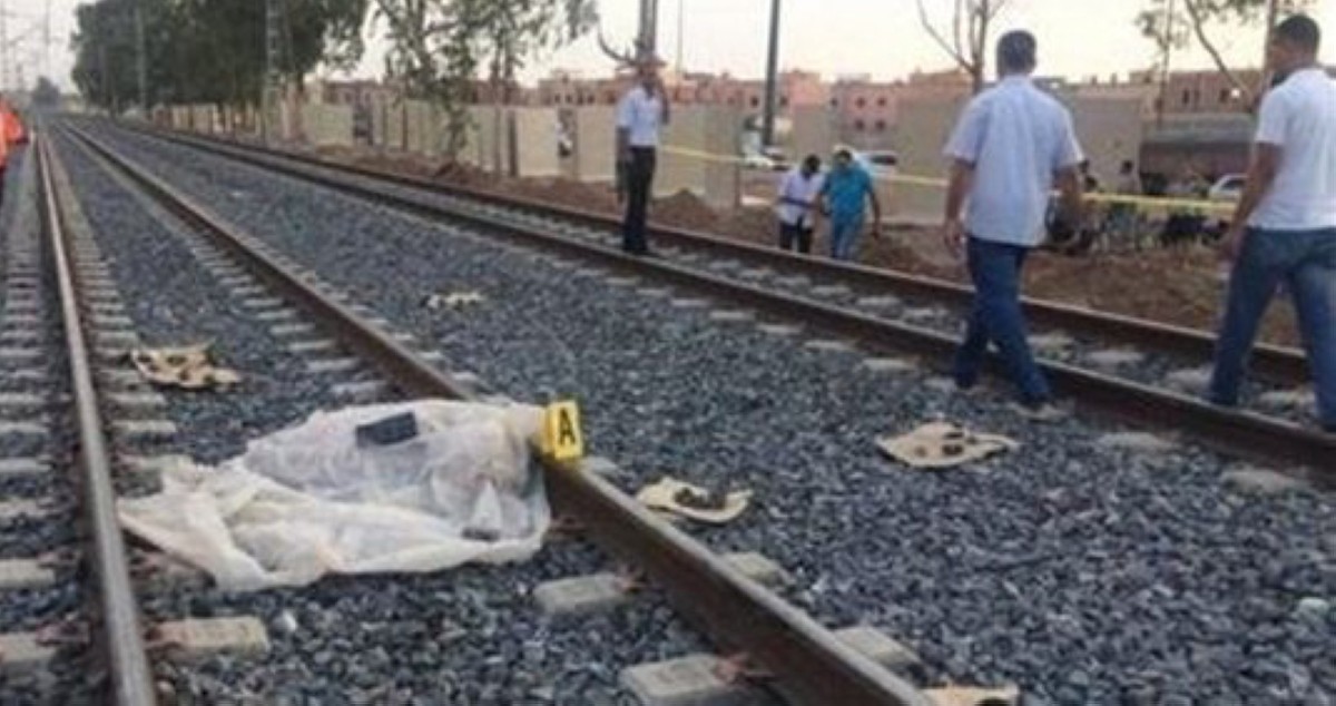 انتشلت طفلها من تحت عجلات القطار  وماتت