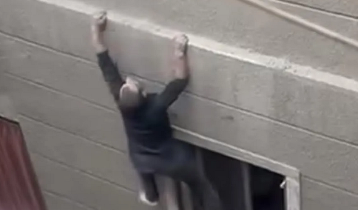 اللص 'سبايدر مان' المصري سقط بأيدي الجيران