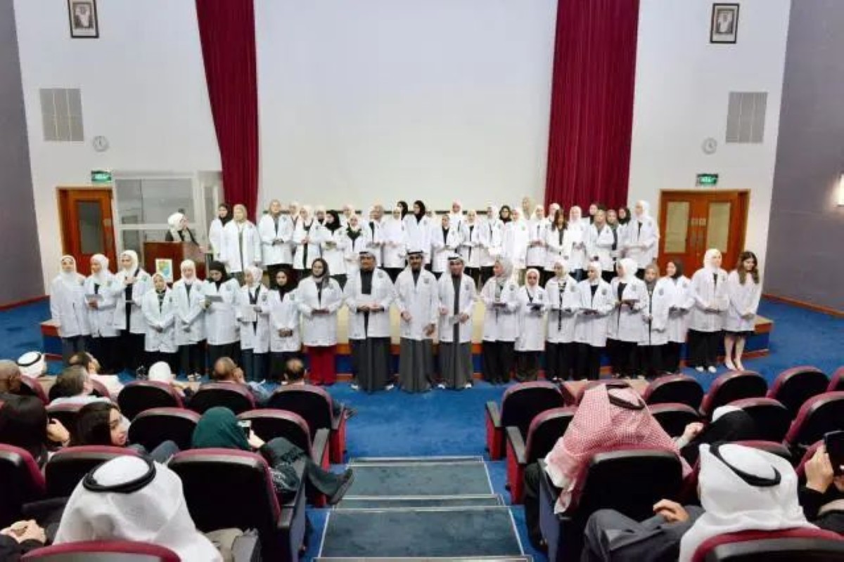 كلية الصيدلة تحتفل ب 'ارتداء طلبتها المعاطف البيضاء'