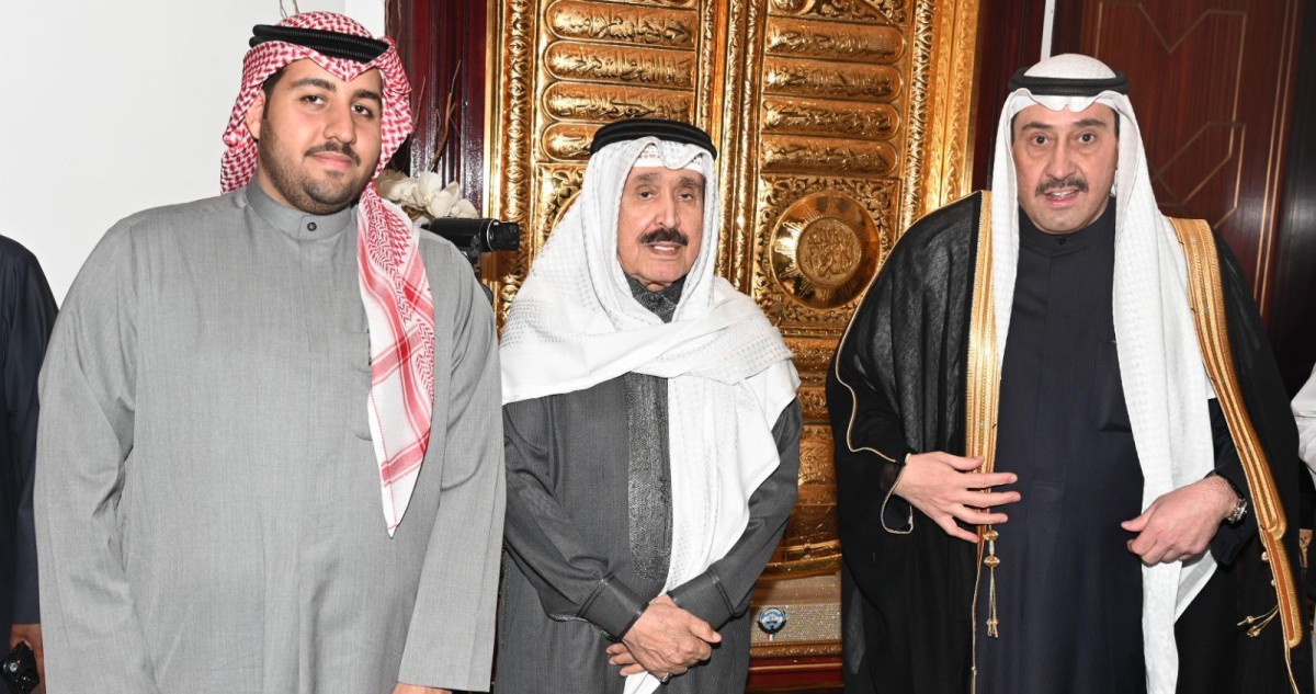 فيصل الحمود وإخوانه يستقبلون المهنئين برمضان