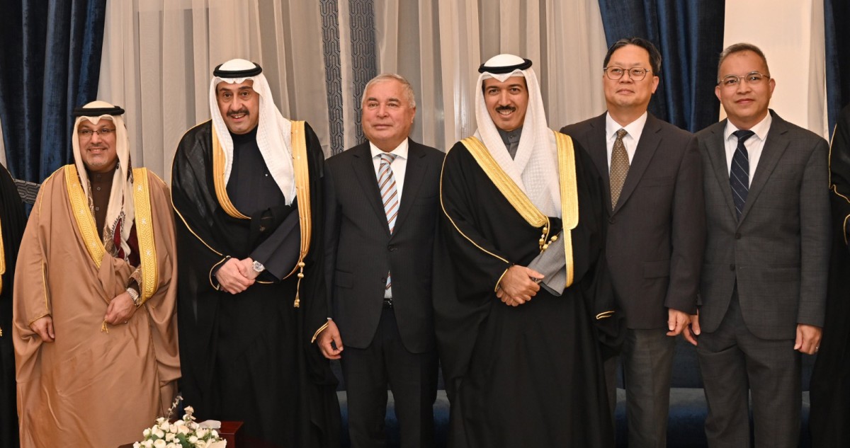 فيصل الحمود وإخوانه يستقبلون المهنئين برمضان