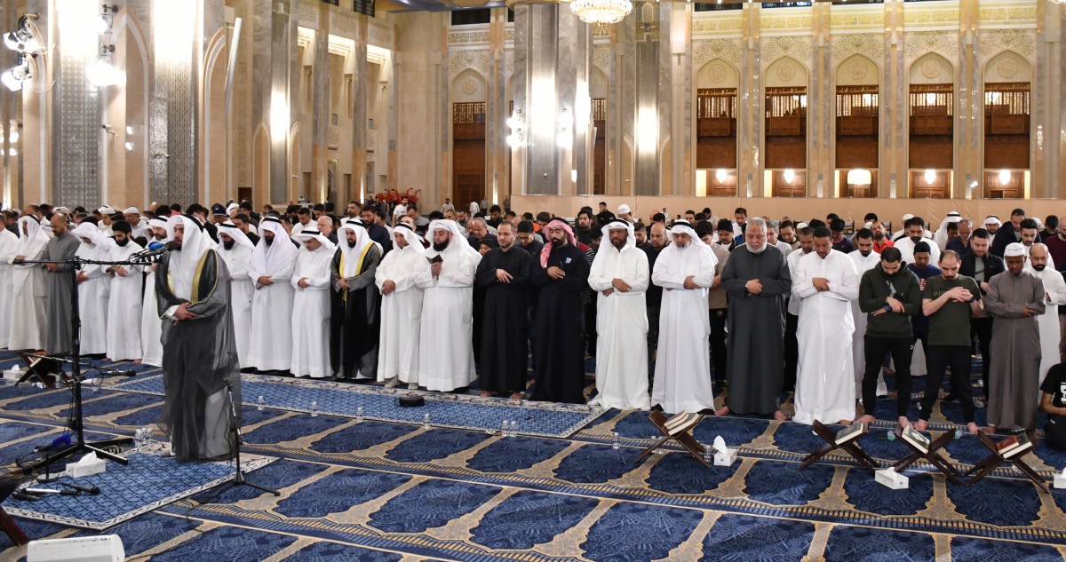 حشود المُتهجدين أحيوا الليلة الأولى من العشر الأواخر