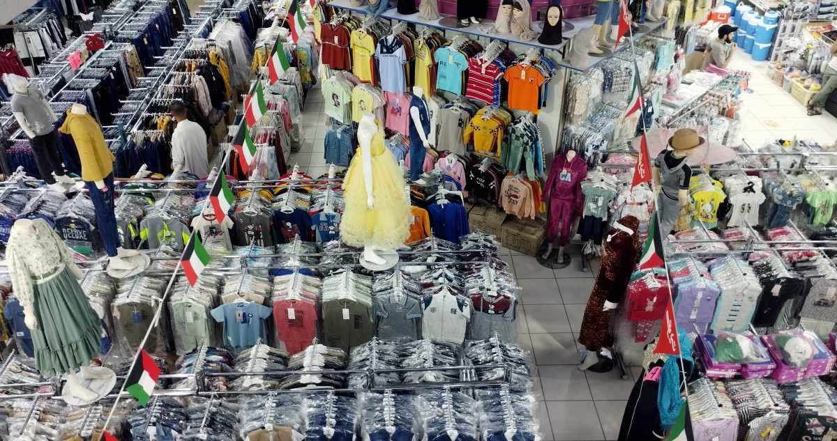 أسعار الملابس ... 'تسرق' فرحة الأولاد بالعيد