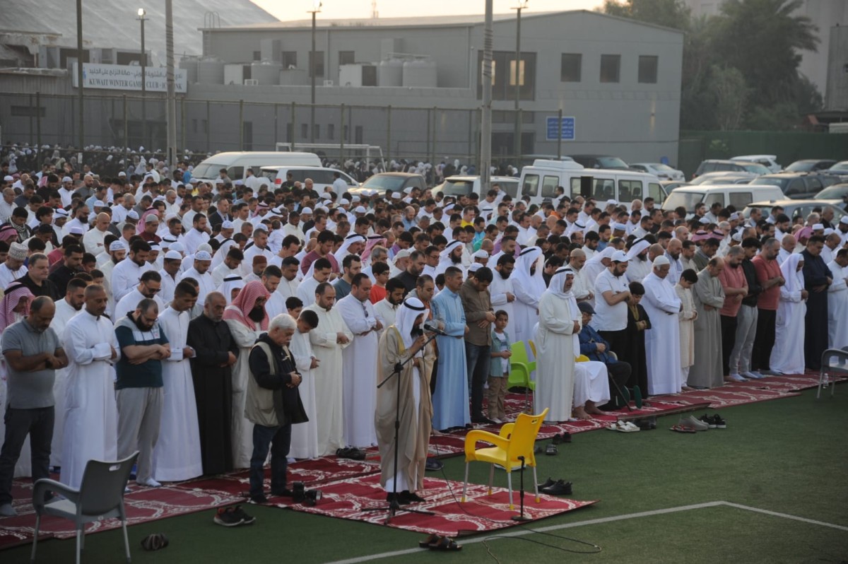 وسط أجواء من البهجة والتكبير&hellip; المصلون يؤدون صلاة عيد الفطر في الساحات والمساجد