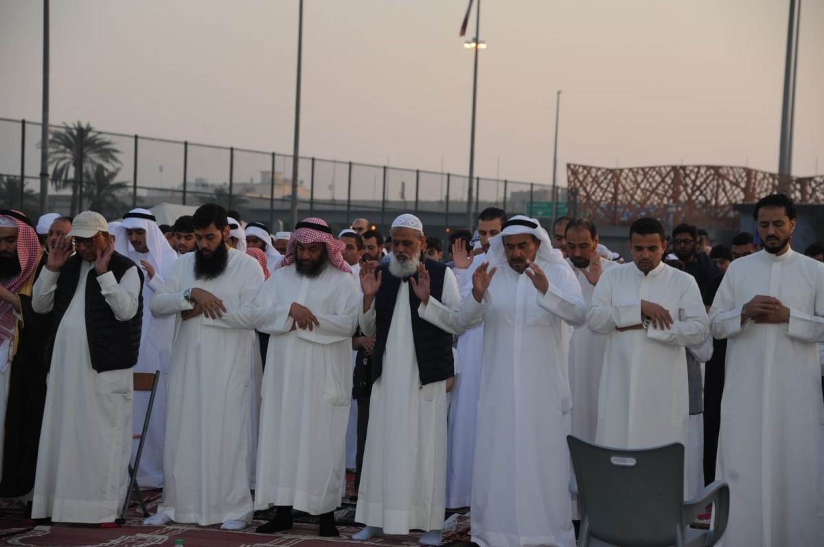 وسط أجواء من البهجة والتكبير&hellip; المصلون يؤدون صلاة عيد الفطر في الساحات والمساجد