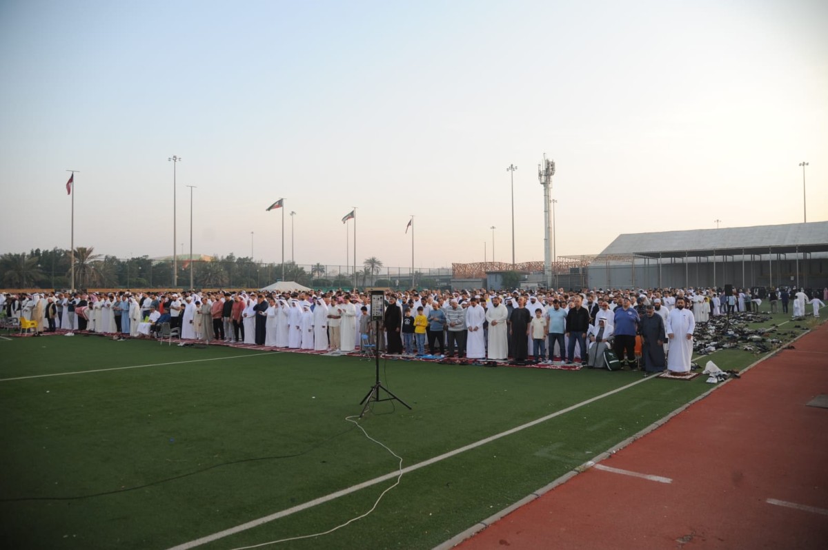 وسط أجواء من البهجة والتكبير&hellip; المصلون يؤدون صلاة عيد الفطر في الساحات والمساجد