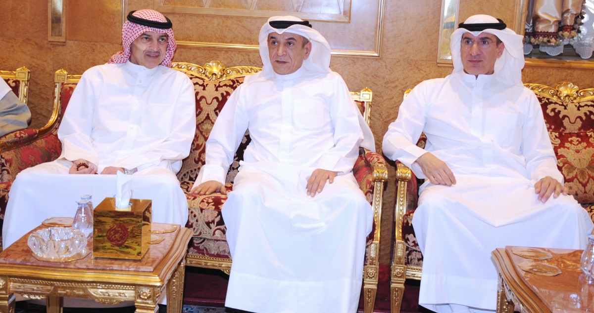 عبدالعزيز الغنام وإخوانه يستقبلون المهنئين بالعيد