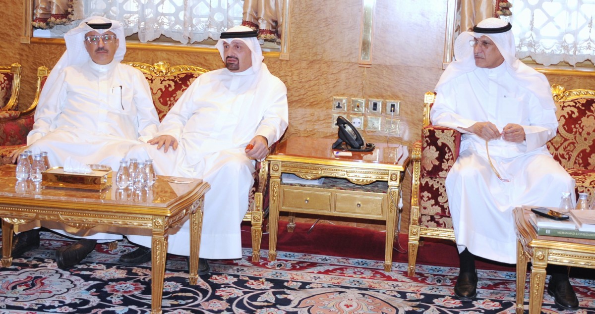 عبدالعزيز الغنام وإخوانه يستقبلون المهنئين بالعيد