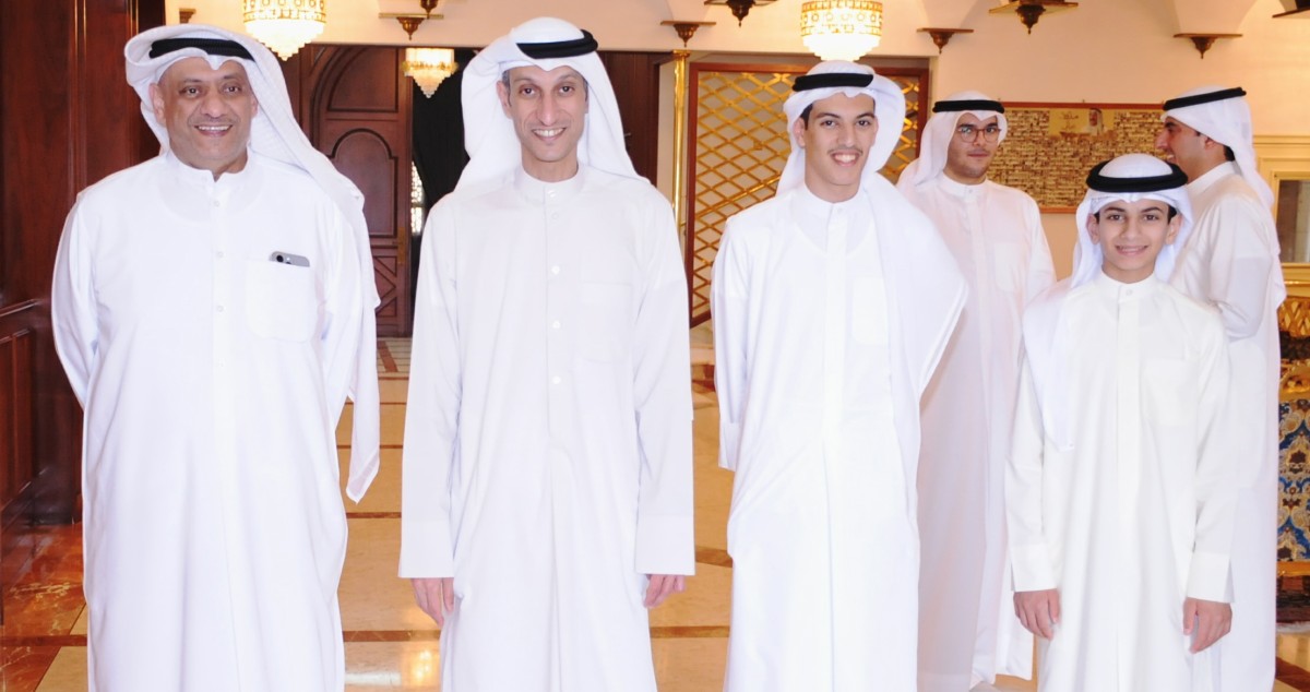 عبدالعزيز الغنام وإخوانه يستقبلون المهنئين بالعيد