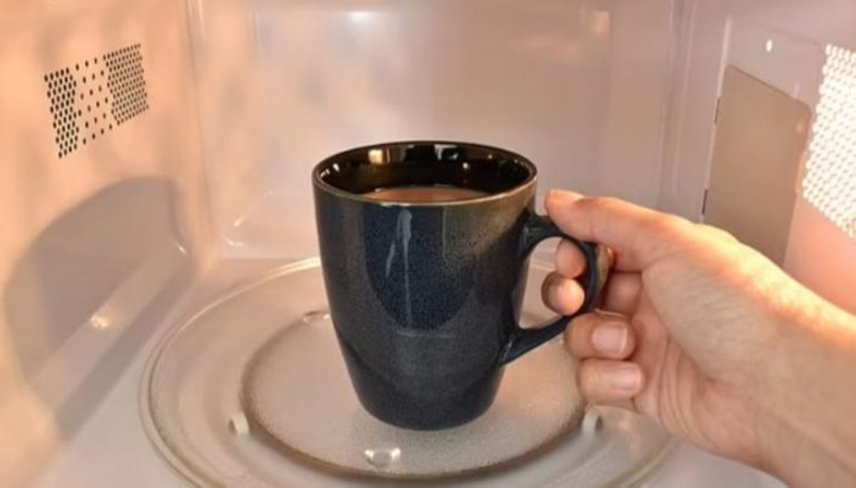 تسخين الشاي في الميكروويف... معادلة النكهة والفوائد الصحية تحكم قرارك