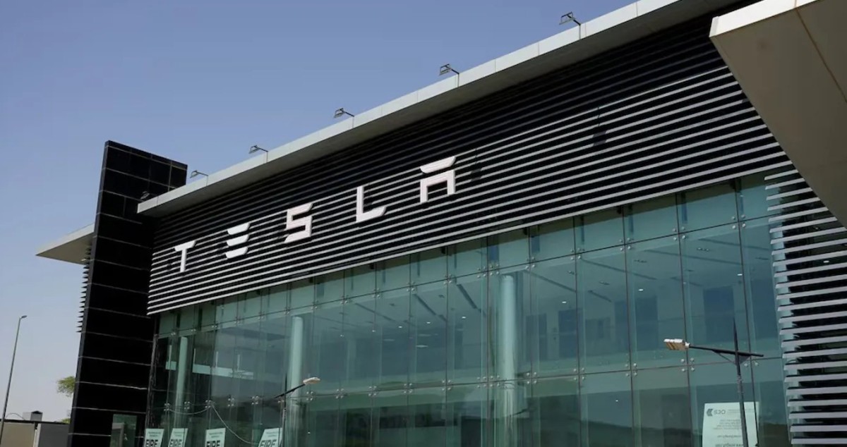 'تسلا' تدشّن أعمالها في السعودية... سيارات 'سايبرترك' وسط الصحراء