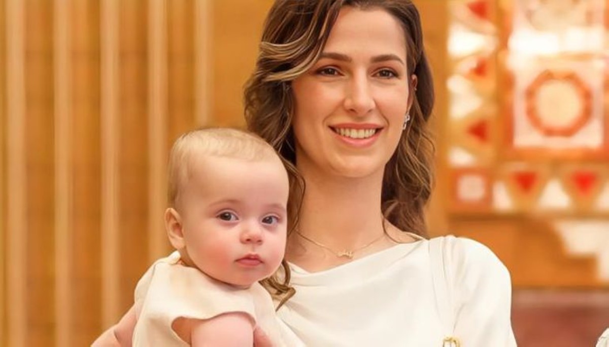 الأميرة رجوة الحسين ترتدي قلادة عربية مخصصة للاحتفاء بابنتها الأميرة إيمان