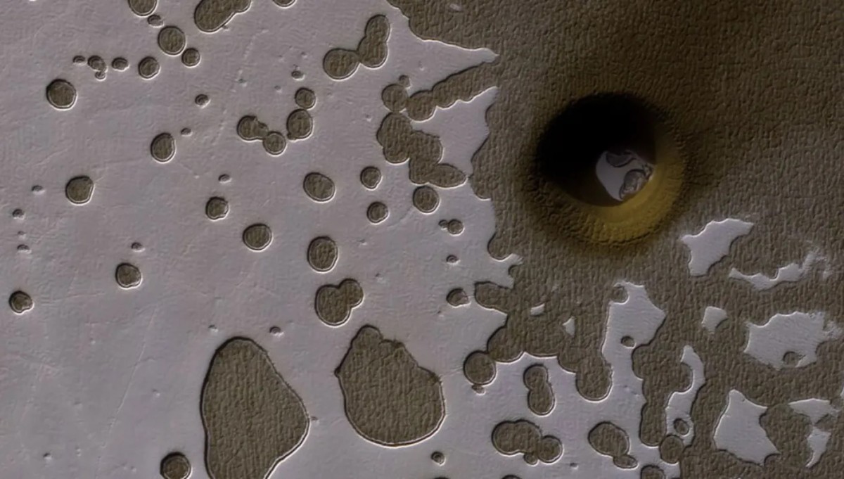 'حفرة غير عادية في المريخ'... شبيهة بـ'الجبنة السويسرية'&rlm;