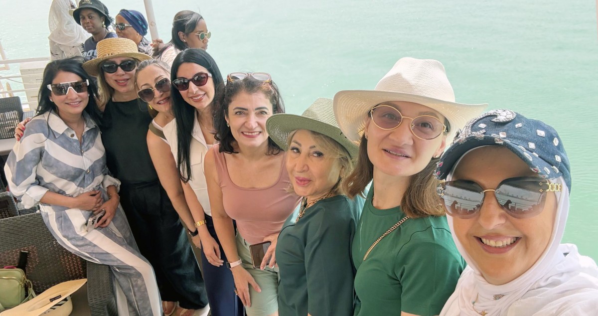 'المرأة الدولية' تستطلع من البحر معالم الكويت الأجمل