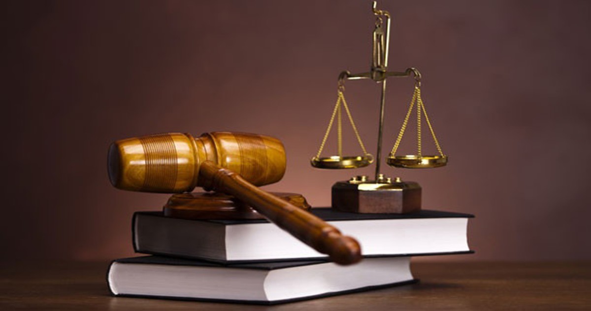 لا أحد فوق القانون...