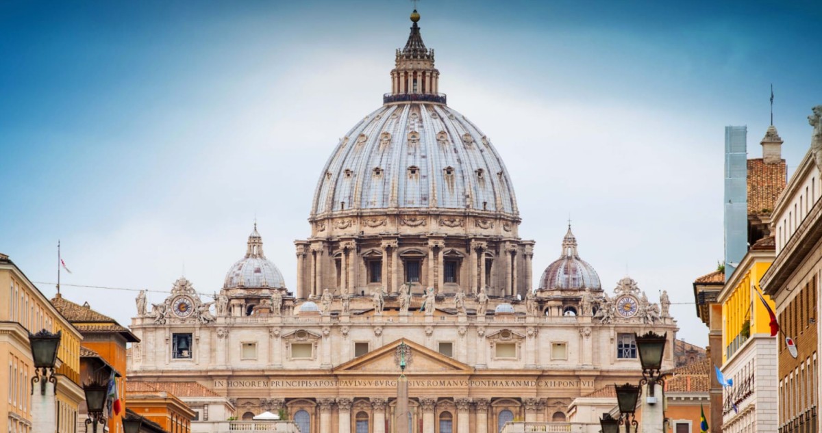 كرادلة العالم يجتمعون في أجواء من الصمت والصلاة لانتخاب البابا الجديد