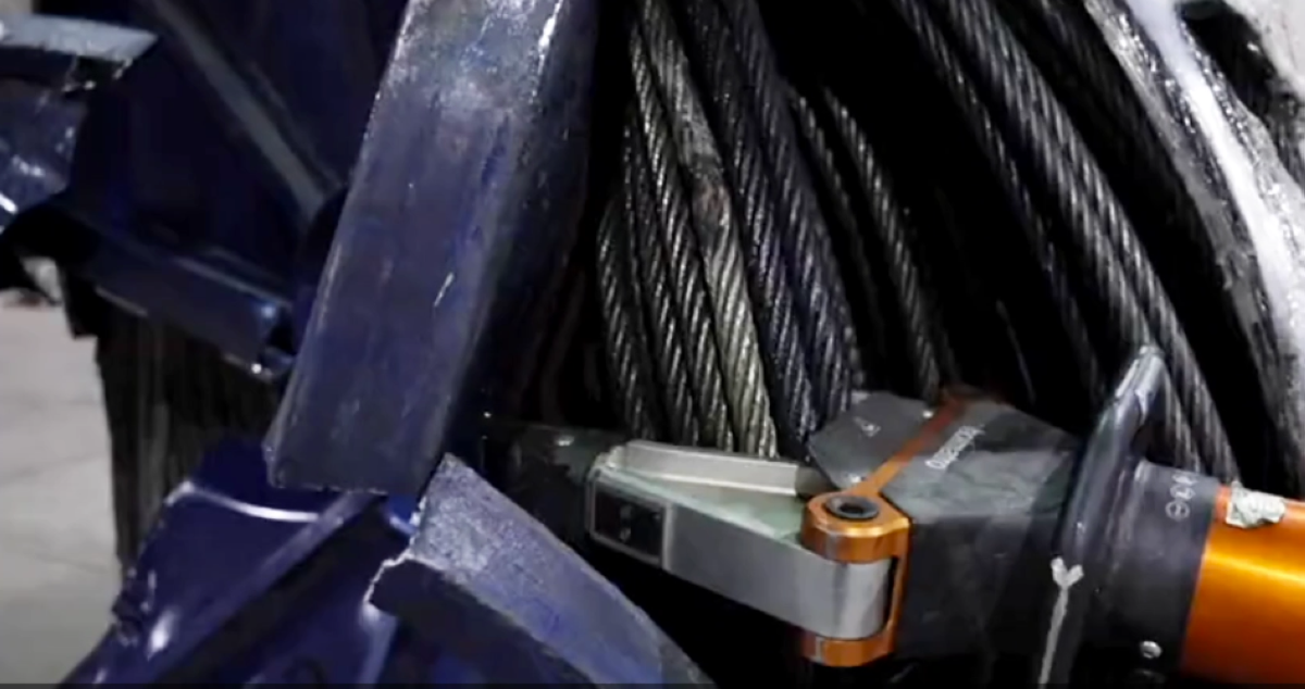 إحباط تهريب 3591 زجاجة خمر في حاوية كيبلات