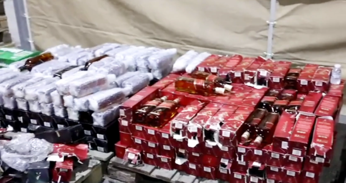 إحباط تهريب 3591 زجاجة خمر في حاوية كيبلات