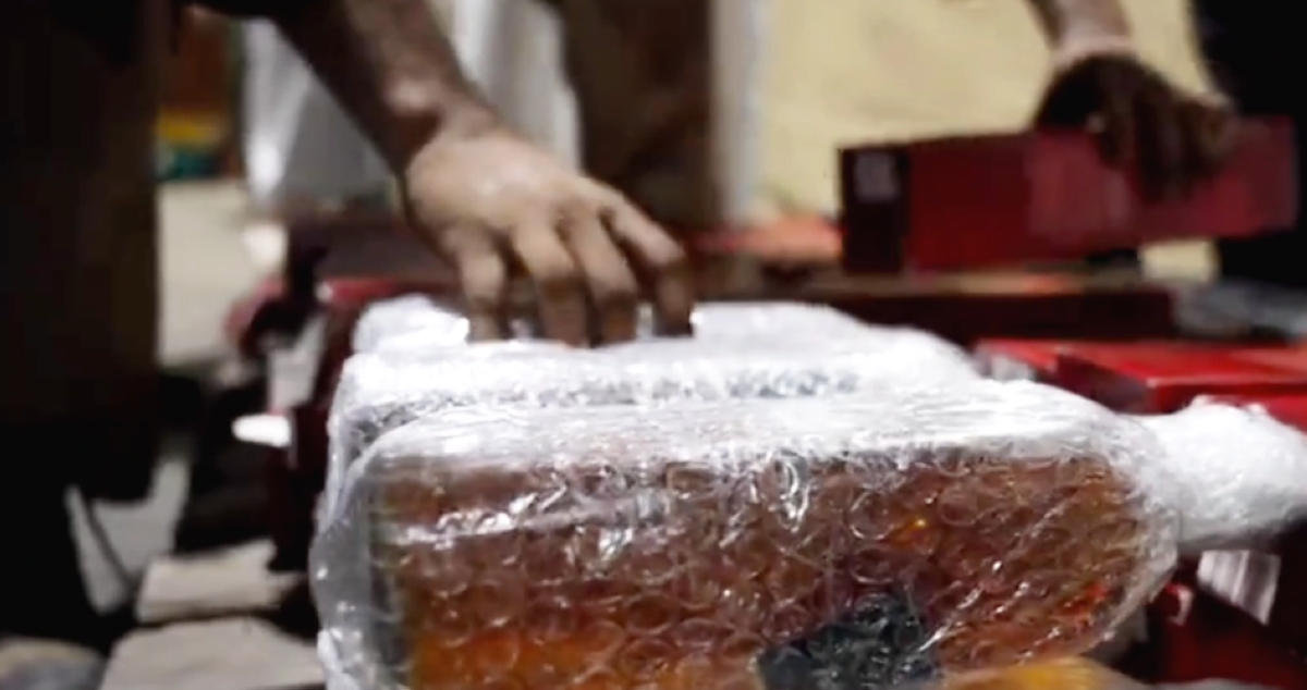 إحباط تهريب 3591 زجاجة خمر في حاوية كيبلات