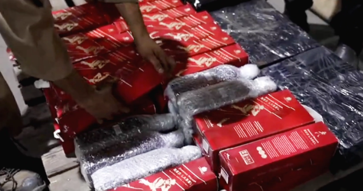 إحباط تهريب 3591 زجاجة خمر في حاوية كيبلات