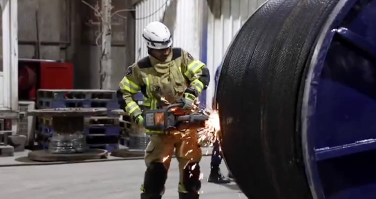 إحباط تهريب 3591 زجاجة خمر في حاوية كيبلات