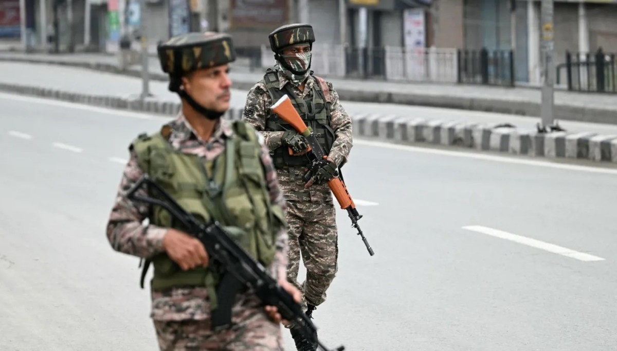 أول اتصال هاتفي بين البلدين وسط مخاوف من حرب شاملة