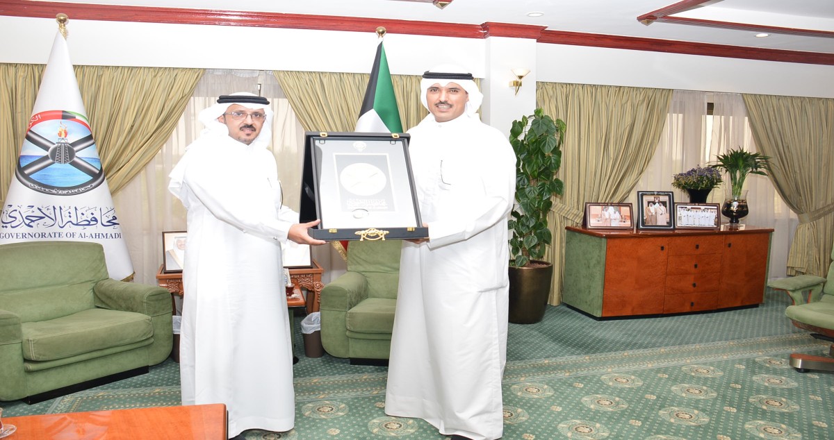 محافظ الأحمدي يستقبل وفد 'رجال ألمع' السعودية
