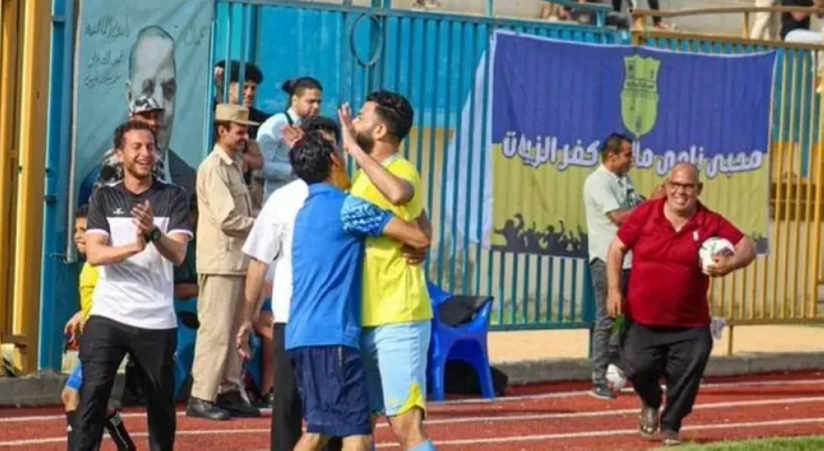 احتفل بفوز فريقه عارياً...  فطلبت زوجته الخلع