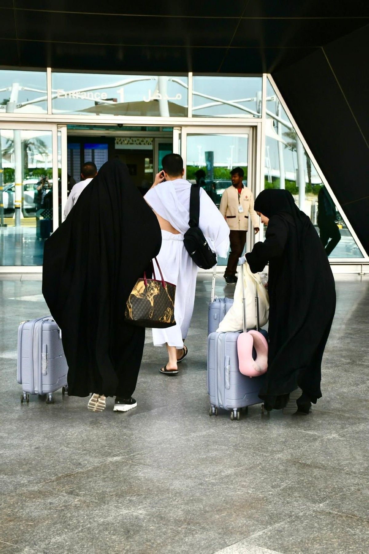 200 حاج في أولى الرحلات المتجهة إلى الأراضي المقدسة