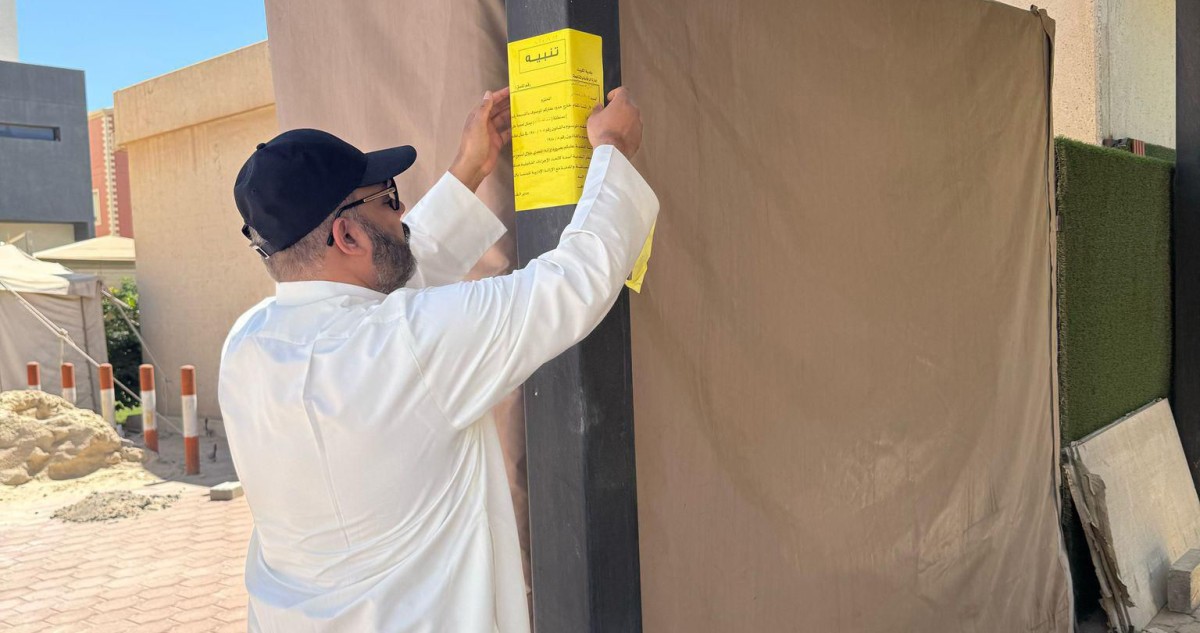 الشلفان تقترح تعديلاً على لائحة البناء لمواجهة وقوف المركبات الخاطئ على الأرصفة والشوارع