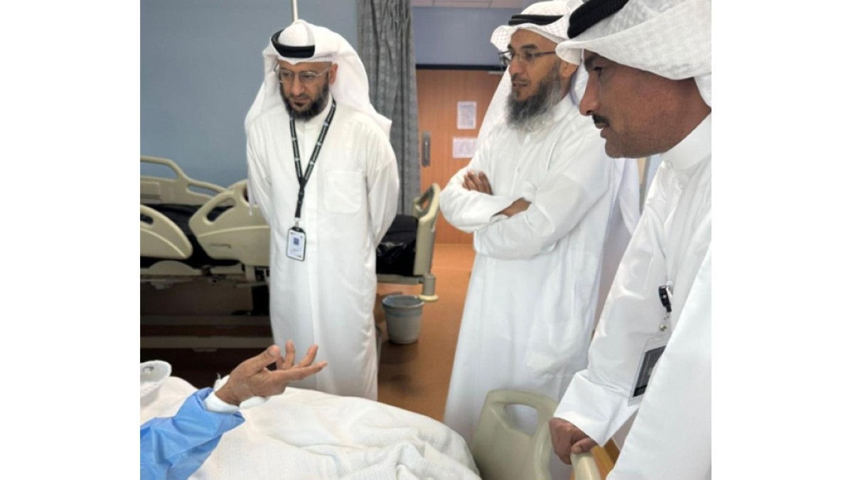 رئيس الخدمات الطبية في بعثة الحج يطمئن على صحة أحد الحجاج الكويتيين وتفاصيل علاجه