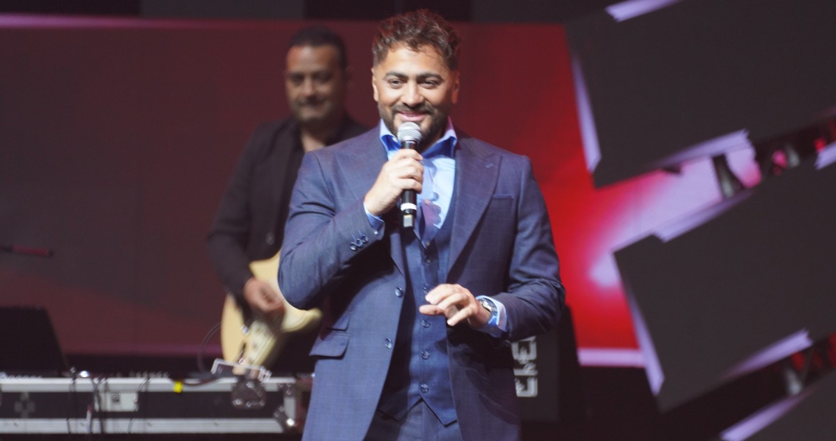 تامر حسني 'هرمون السعادة'... وتامر عاشور بالعكاز 'هيجيلي موجوع'