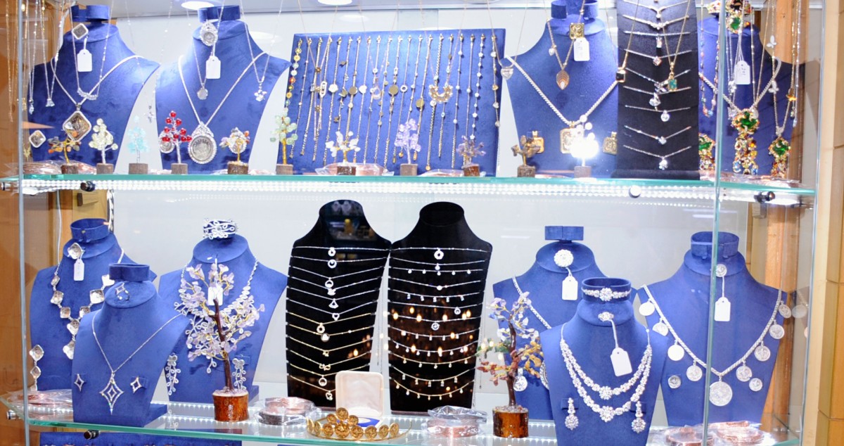 الأزمات تزيد الذهب بريقاً... ماذا عن الفضة؟